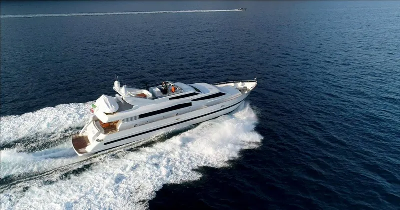 Toi Moi Et Roby Yacht Photos Pics Luxurious 2008 Diano 29 yacht cruising on open sea, creating white wake.