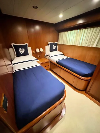 Toi Moi Et Roby Yacht Photos Pics Twin cabin with blue bedding on a 2008 Diano 29 yacht.