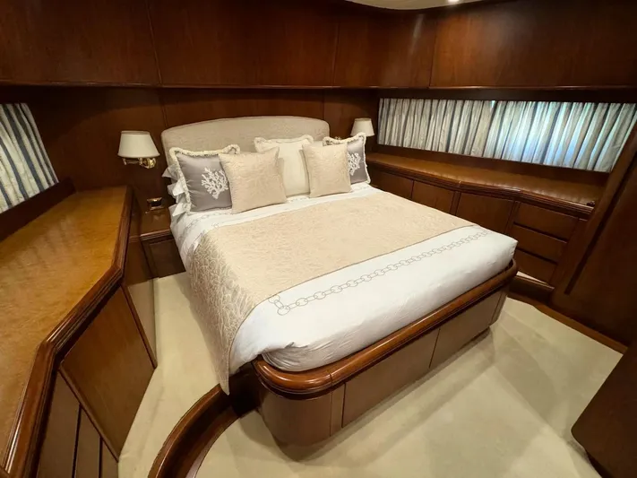 Toi Moi Et Roby Yacht Photos Pics Luxurious bedroom interior on 2008 Diano 29 yacht with elegant wood finish.