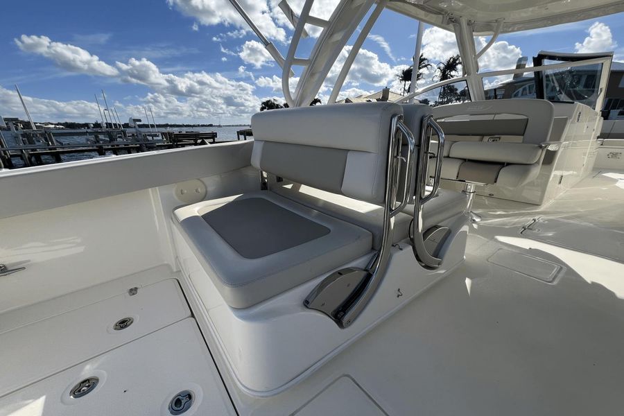 2022 Boston Whaler 320 Vantage