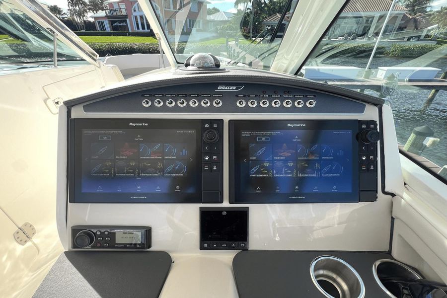 2022 Boston Whaler 320 Vantage