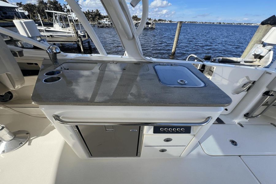 2022 Boston Whaler 320 Vantage