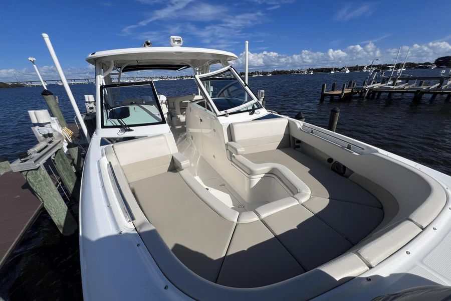 2022 Boston Whaler 320 Vantage