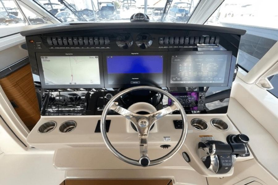 2020 Boston Whaler 380 Realm