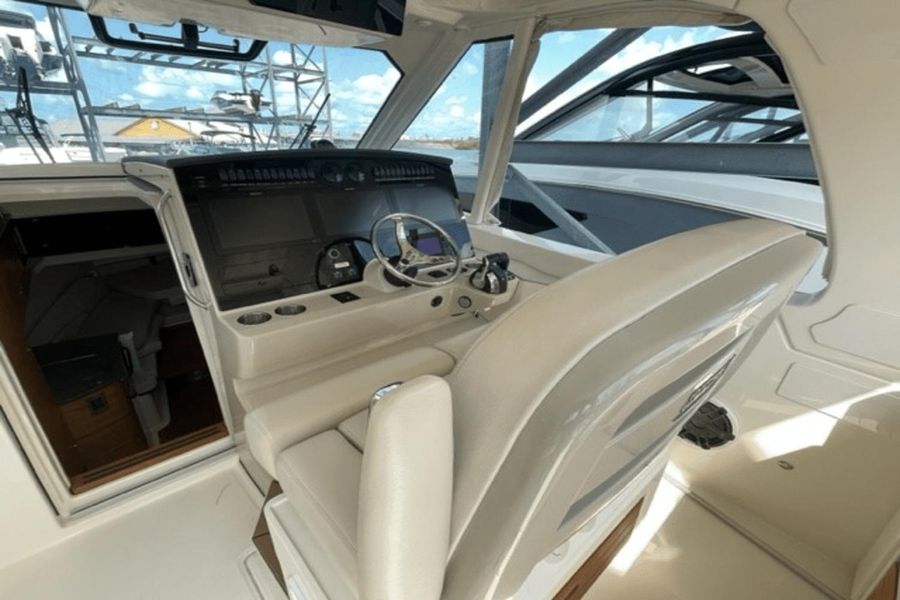 2020 Boston Whaler 380 Realm