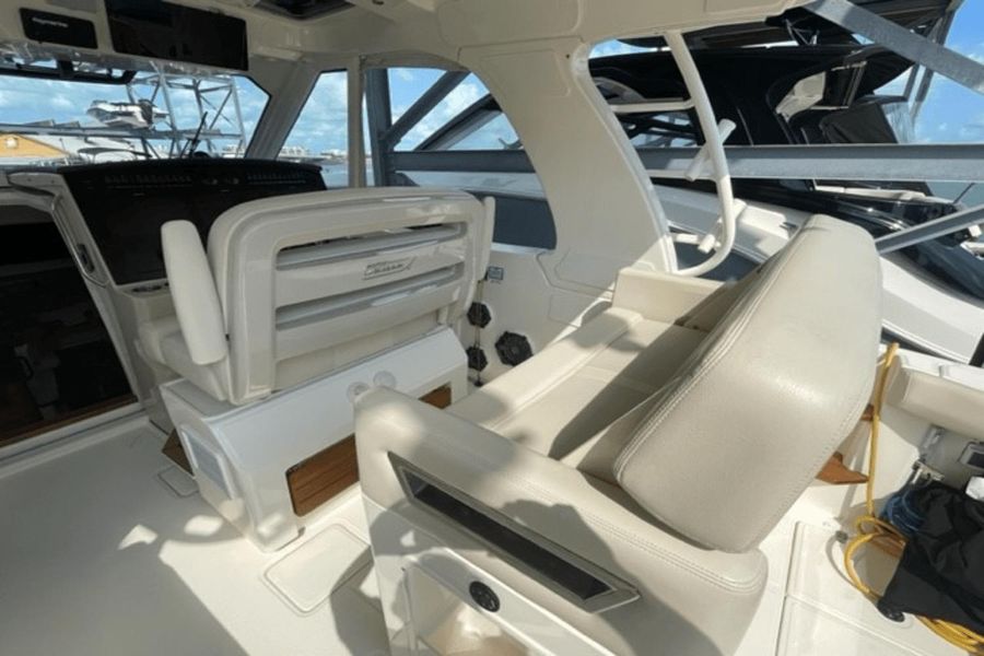 2020 Boston Whaler 380 Realm