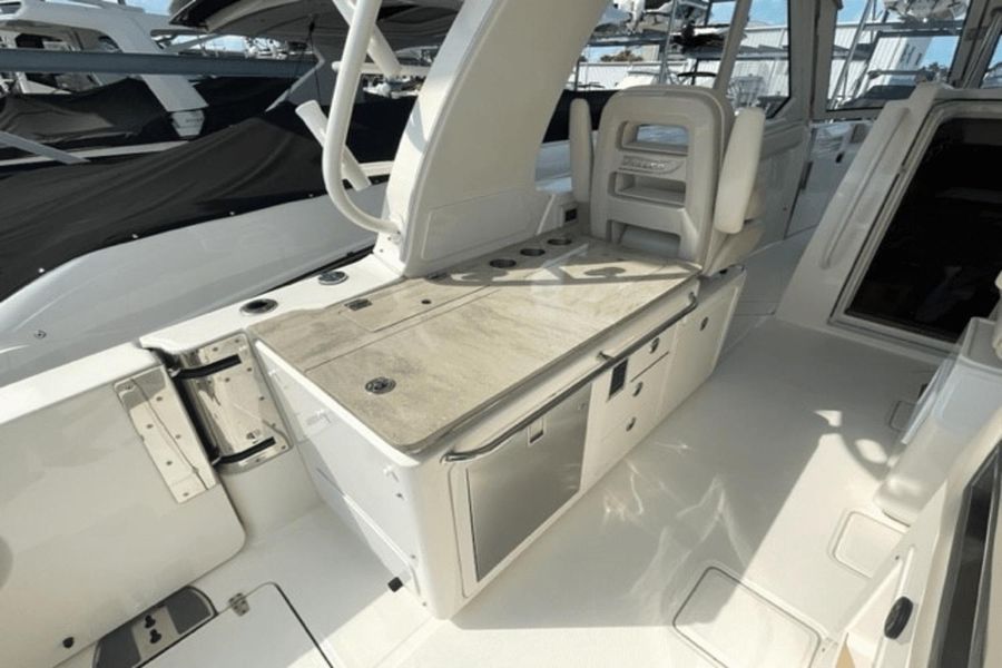 2020 Boston Whaler 380 Realm