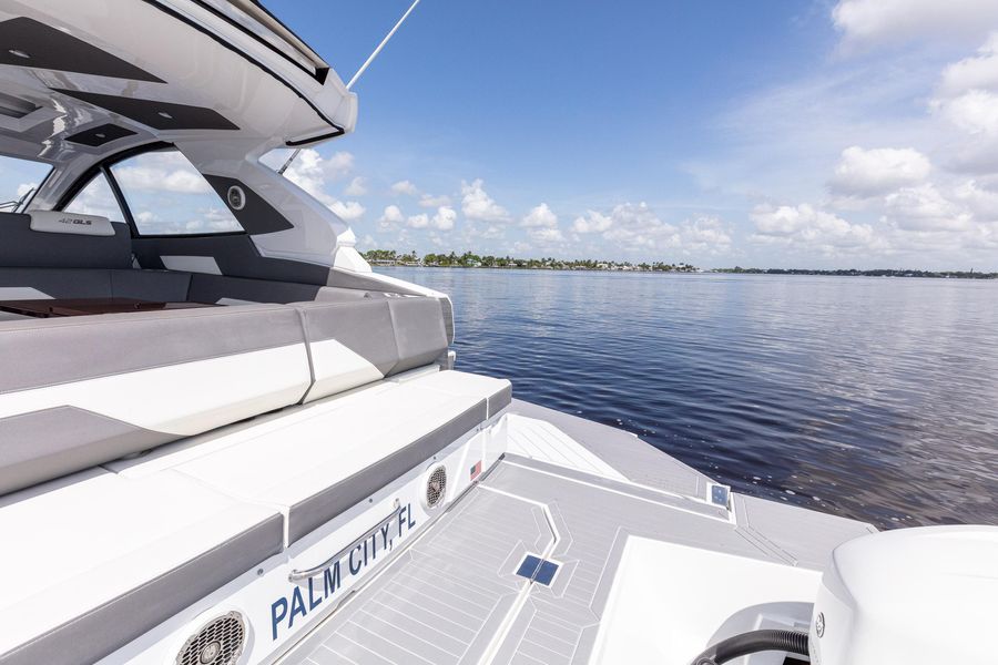 2021 Cruisers Yachts 42 GLS