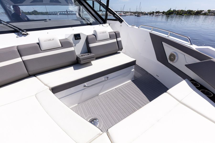 2021 Cruisers Yachts 42 GLS