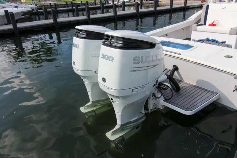  Yacht Photos Pics Twin Suzuki 300 outboard engines on a 1996 Ocean Master 31 Center Console boat.