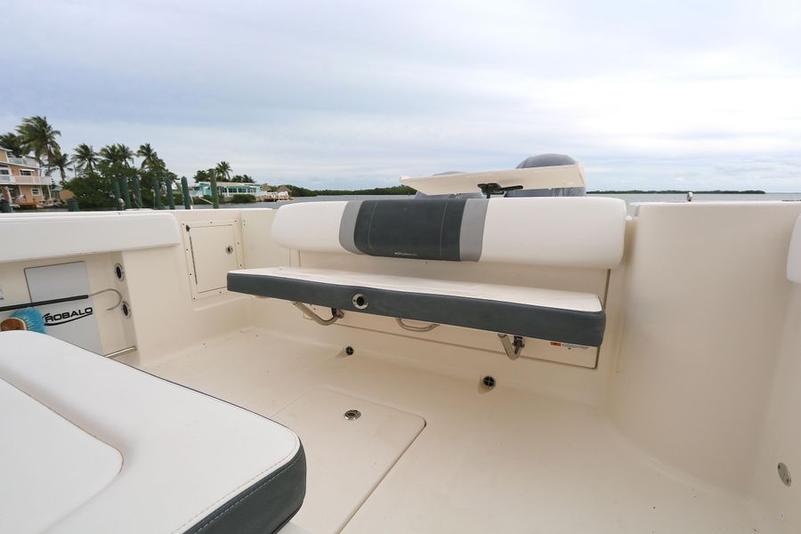 2021 Robalo R 272