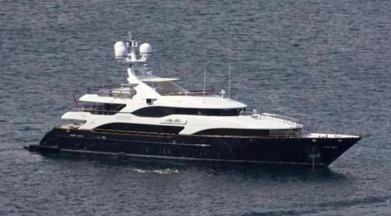  Yacht Photos Pics Luxury yacht Benetti Vision 145, 2010 model, cruising on open water.
