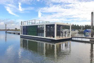 2025 La Mare Houseboat Modern 12