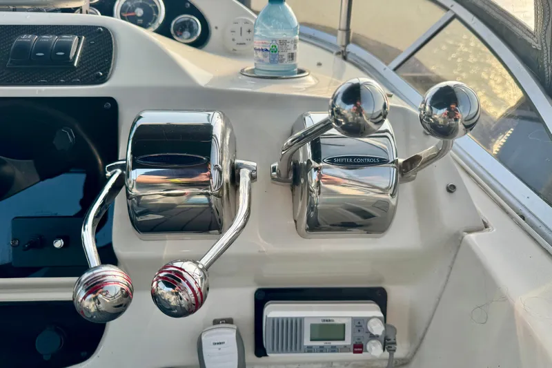  Yacht Photos Pics Close-up of 2003 Meridian 341 Sedan boat controls and dashboard instruments.
