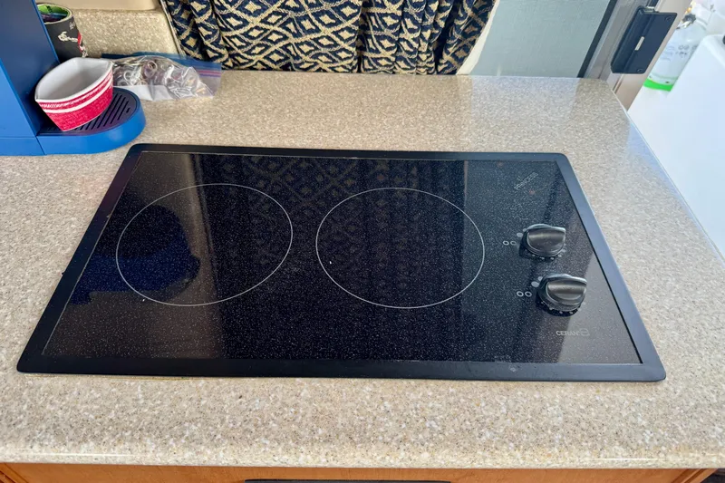  Yacht Photos Pics Ceramic cooktop on Meridian 341 Sedan 2003, with two burners and control knobs.