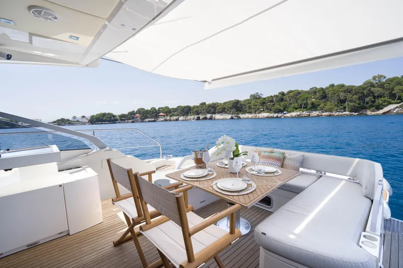  Yacht Photos Pics FAIRLINE TARGA 58