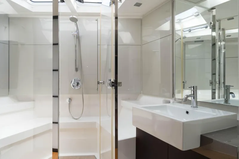  Yacht Photos Pics FAIRLINE TARGA 58