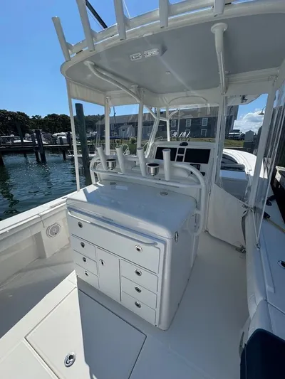 Distraction Yacht Photos Pics TACKLE CENTER/ PAINTED UNDERSIDE TTOP