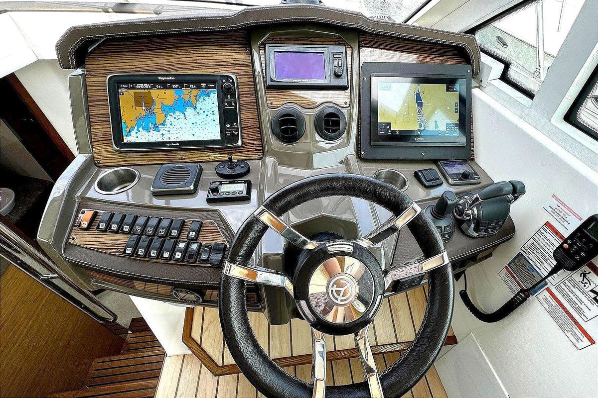 2014 Cruisers Yachts 45 