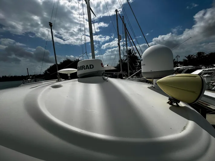 Gloria Yacht Photos Pics 2007 Sea Ray 40 Sundancer boat deck with radar equipment under cloudy sky.