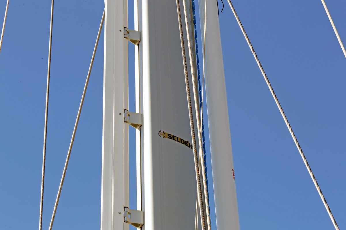 2012 Hylas 49 