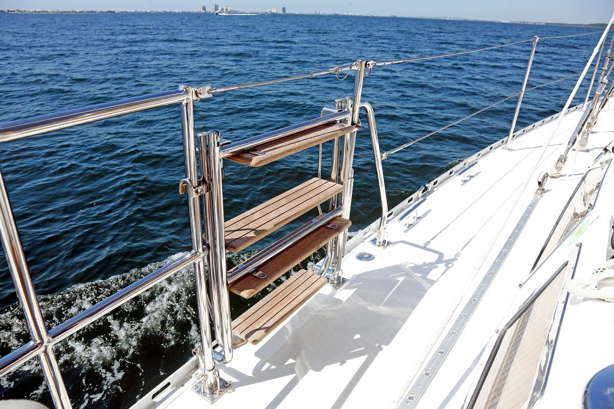 2012 Hylas 49 
