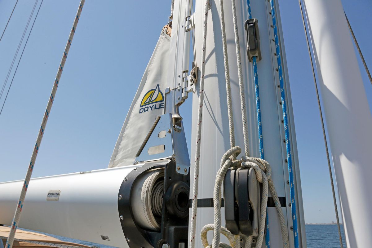 2012 Hylas 49 