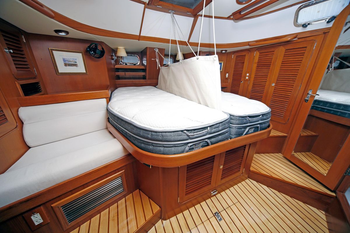 2012 Hylas 49 