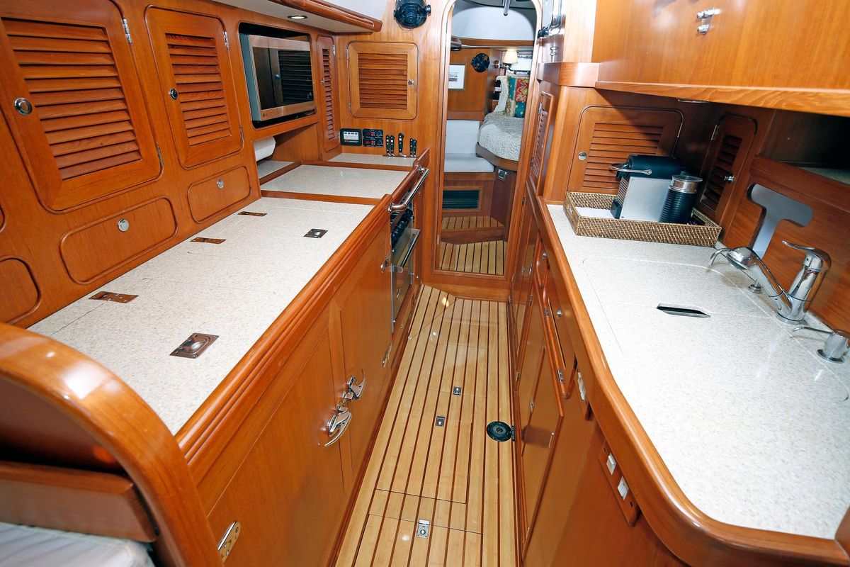 2012 Hylas 49 