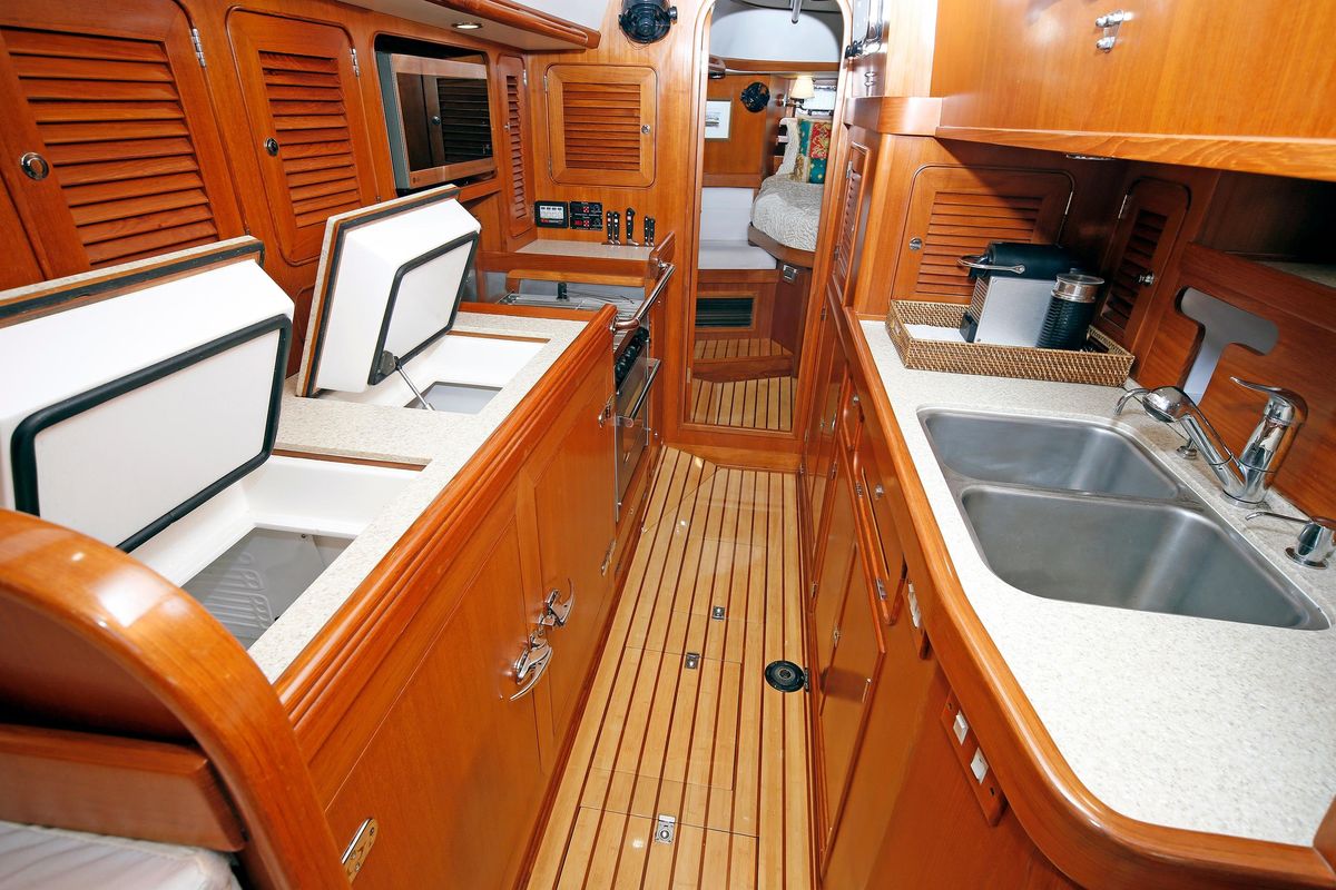 2012 Hylas 49 
