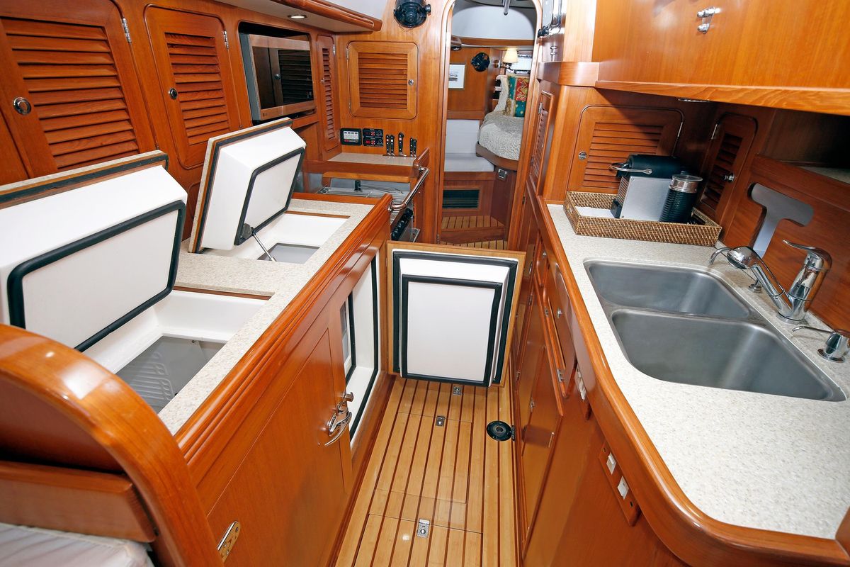 2012 Hylas 49 