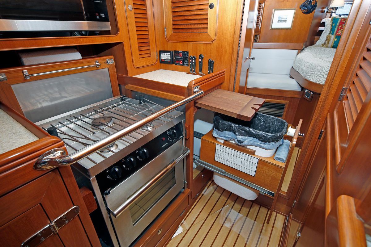 2012 Hylas 49 