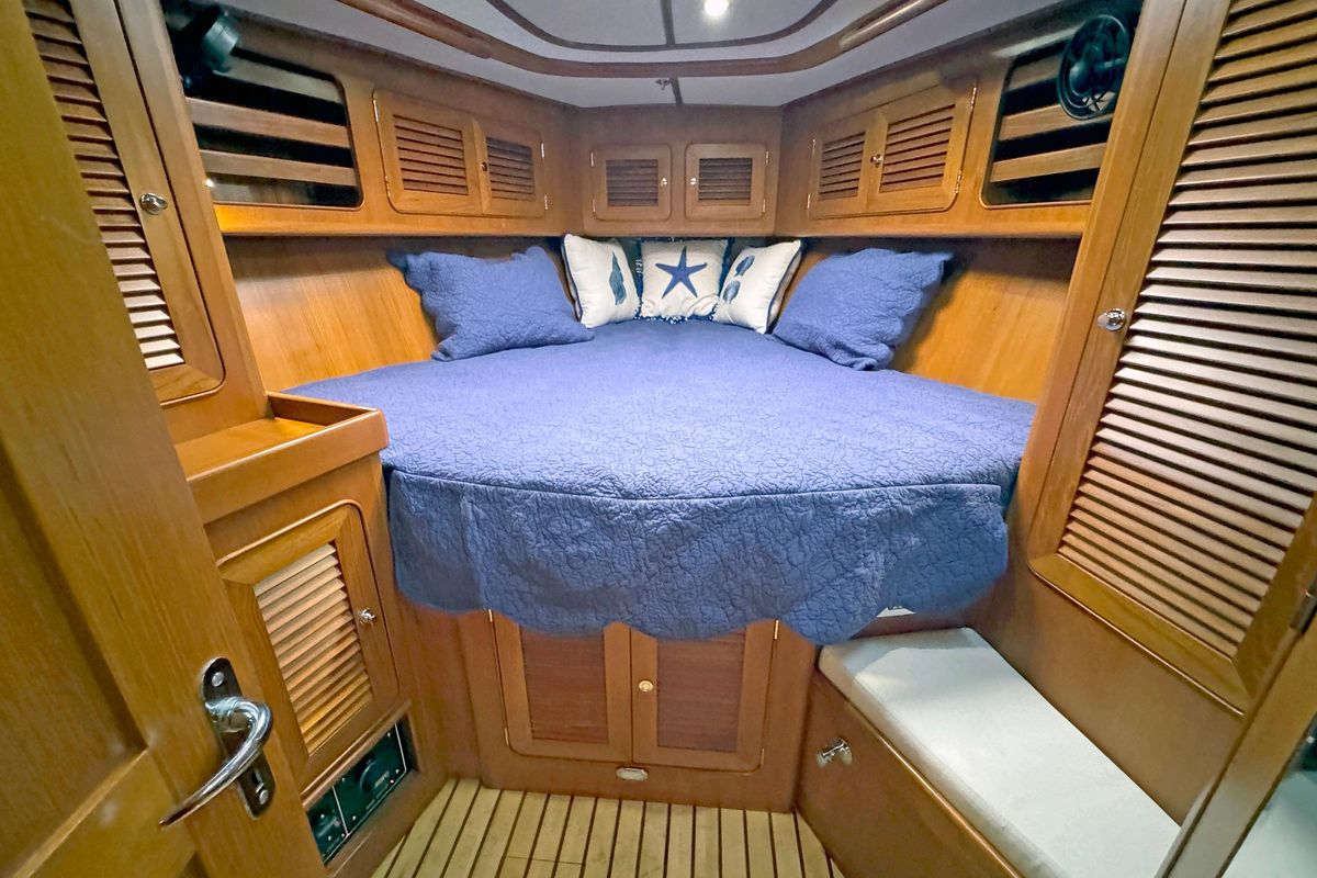 2012 Hylas 49 