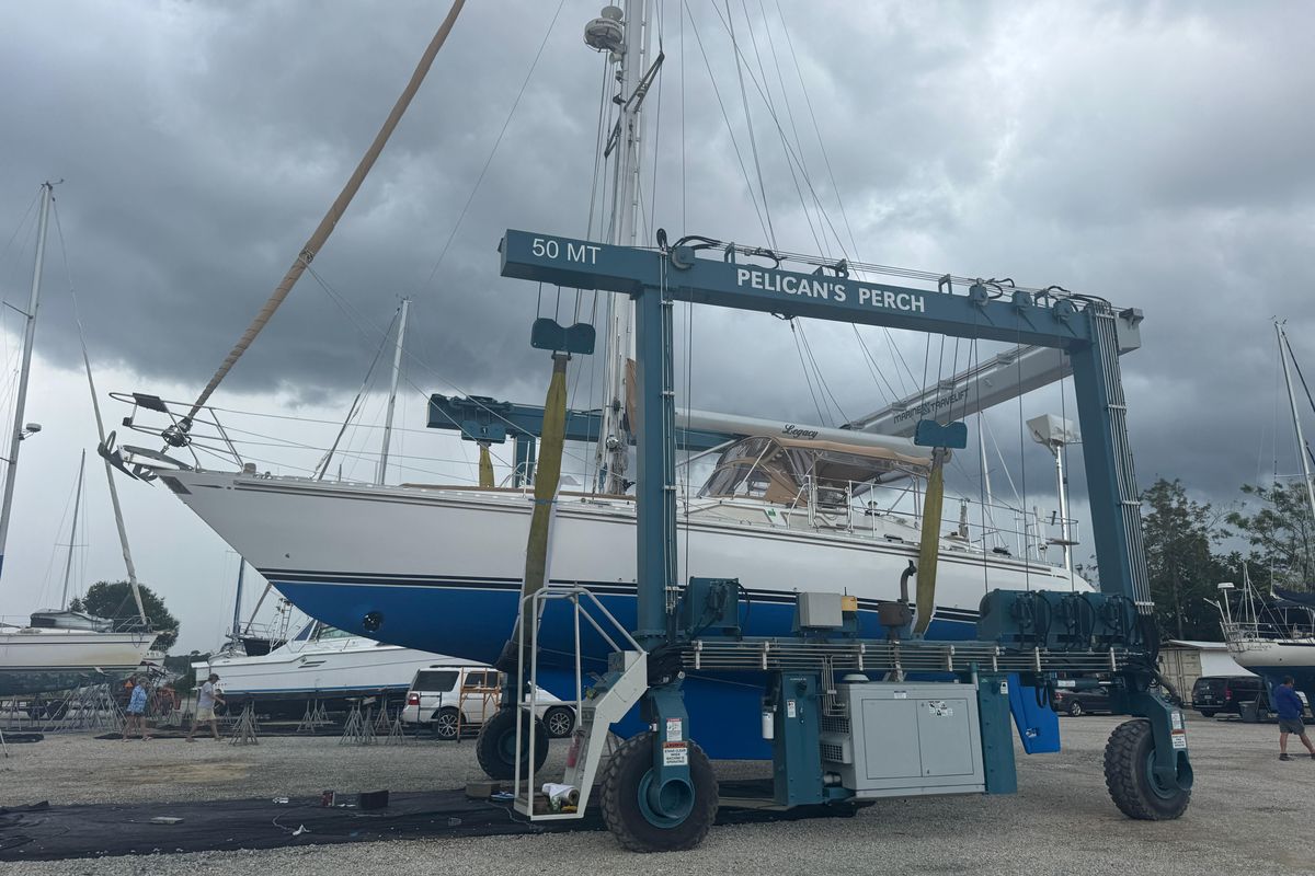2012 Hylas 49 
