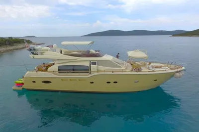 Ferretti Yachts Altura 690