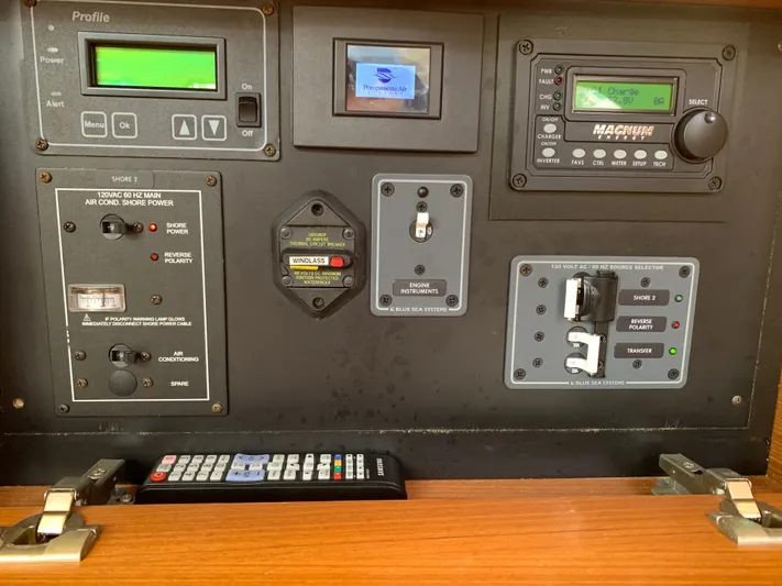 Makani Yacht Photos Pics 