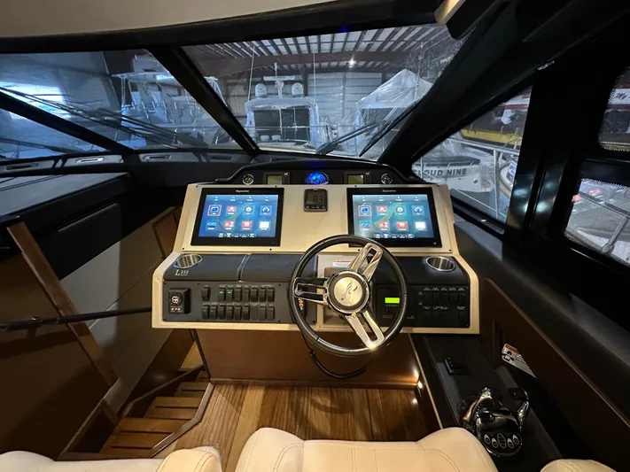 Flawless Yacht Photos Pics 2015 Sea Ray L650 Fly yacht helm with dual touchscreen displays and modern controls.