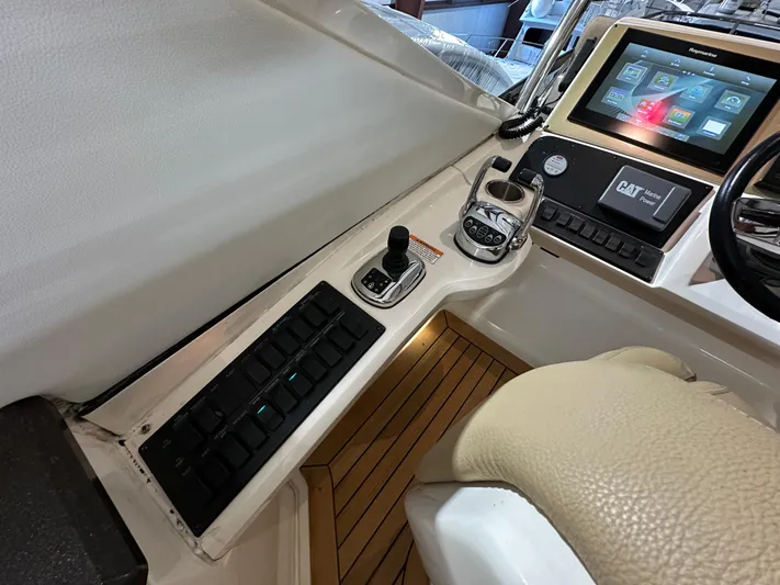 Flawless Yacht Photos Pics Cockpit controls of 2015 Sea Ray L650 Fly yacht with navigation display and joystick.