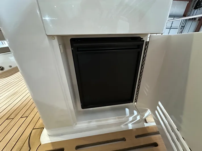 Flawless Yacht Photos Pics 2015 Sea Ray L650 Fly yacht interior with built-in mini fridge on teak deck.