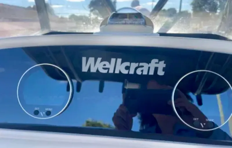  Yacht Photos Pics 2006 Wellcraft 32 CCF dashboard with logo and gauges.