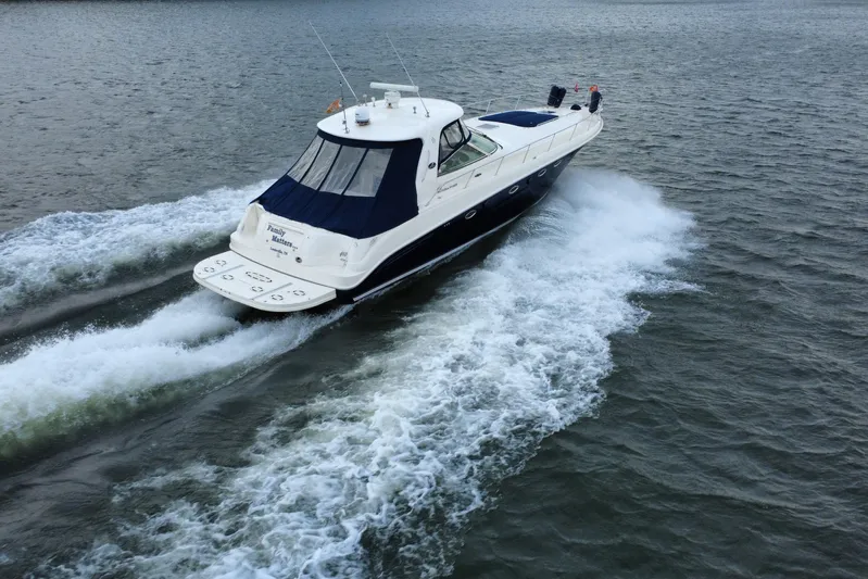  Yacht Photos Pics 2004 Sea Ray Sundancer 460 yacht cruising on open water, rear view.