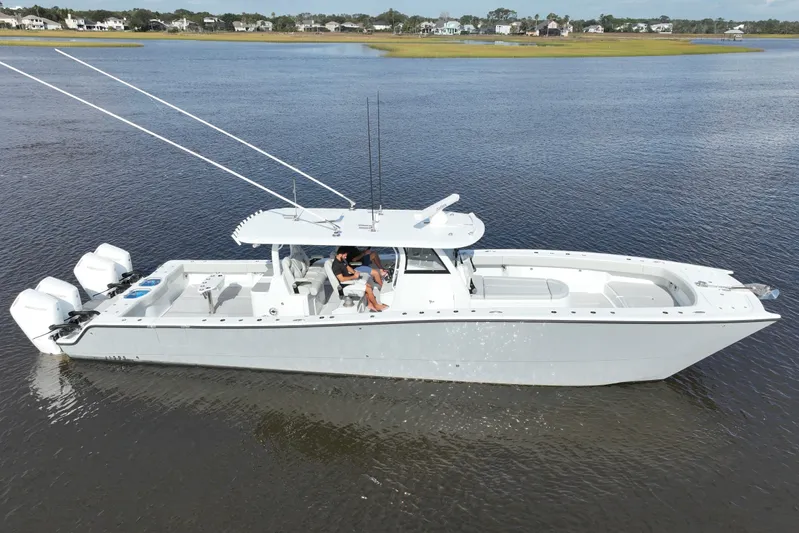 Yacht Photos Pics 2022 Freeman 47 boat on calm water, featuring sleek design and powerful engines.