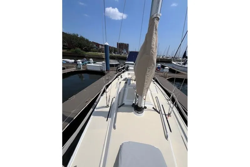  Yacht Photos Pics 2005 J Boats J/100 sailboat docked at marina under clear blue sky.