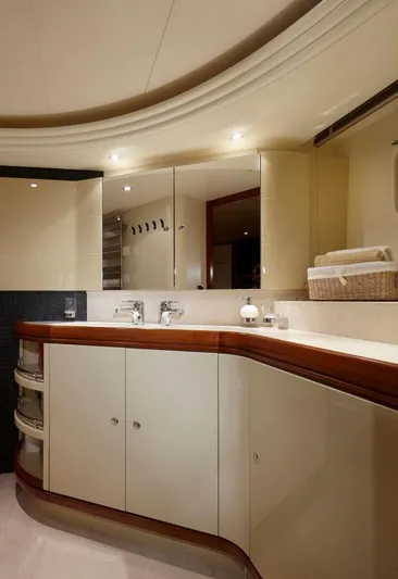 Moonriver Yacht Photos Pics 