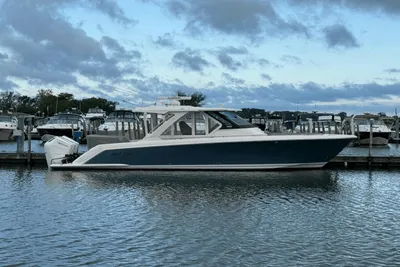 Tiara Yachts 38 LS