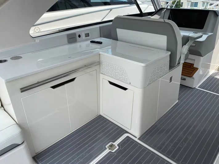 Large Family Bowrider Yacht Photos Pics 