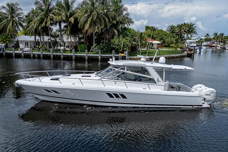 Annie Yacht Photos Pics 