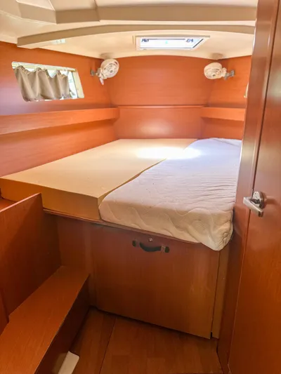 Sadalbari Yacht Photos Pics Forward Berth