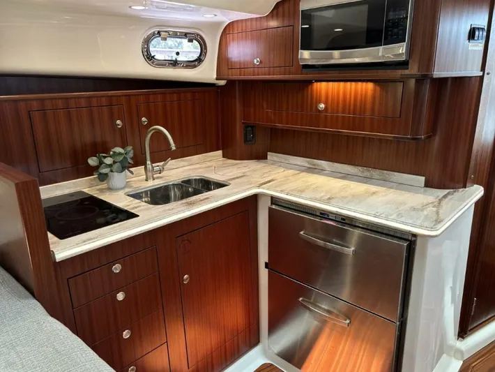 The Seaql Yacht Photos Pics 2020 Pursuit Os 385 Offshore - Image 10