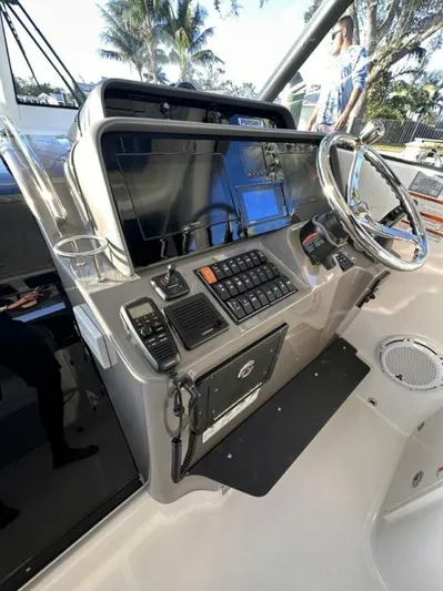 The Seaql Yacht Photos Pics 2020 Pursuit Os 385 Offshore - Image 18